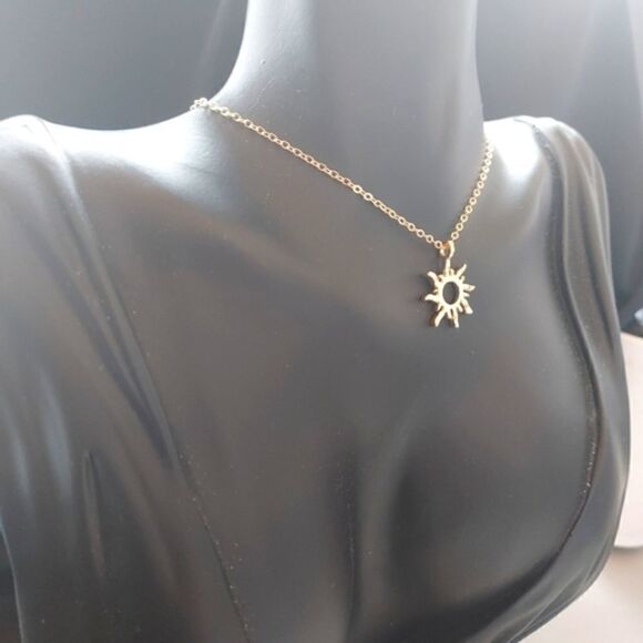GOLD PLATED SUN PENDANT NECKLACE WITH INSPIRATION CARD - Picture 9 of 13